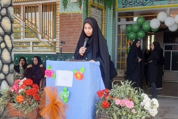 جشن جوانه‌ها و مراسم آغاز پایه هفتم در دبیرستان دخترانه فاطمه الزهرا در شهرستان فیروزکوه