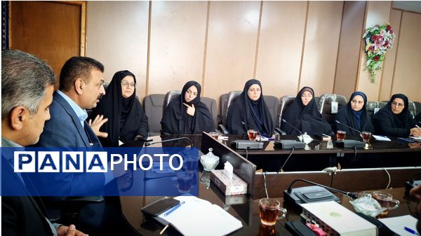 نشست بانوان ستادی با سرپرست آموزش و پرورش قائمشهر