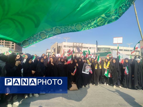 حضور پرشور دانش‌آموزان دبیرستان مهدی خدابنده در راهپیمایی ۱۳ آبان