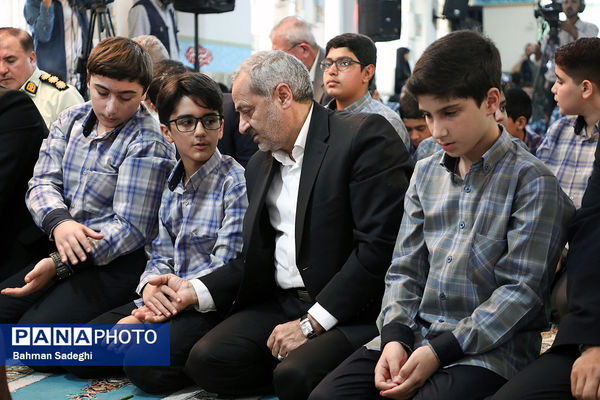 اقامه اذان و نماز با شعار «مِهر با مُهر» با حضور وزیر آموزش و پرورش