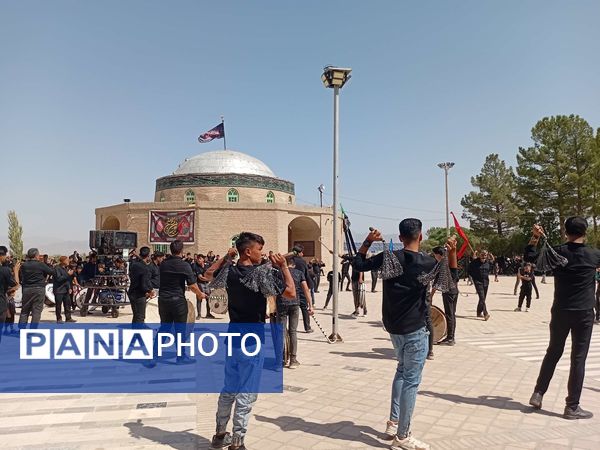 عزاداری هیئت زنجیر زنی روستای نقاب در روز اربعین