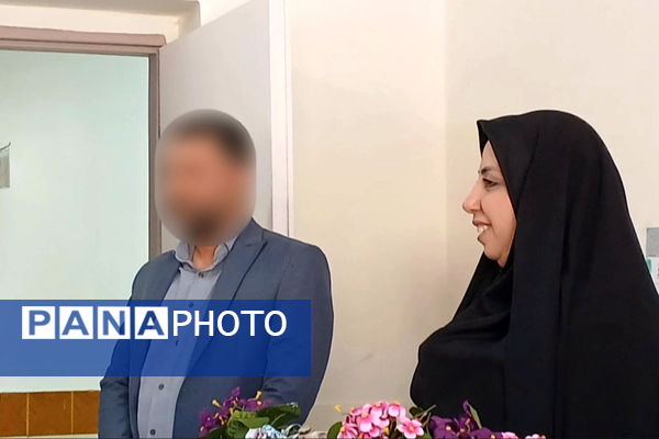 تجلیل از فرزند شهید صفری در کلاس درس با حضور یکی از همرزمان پدر