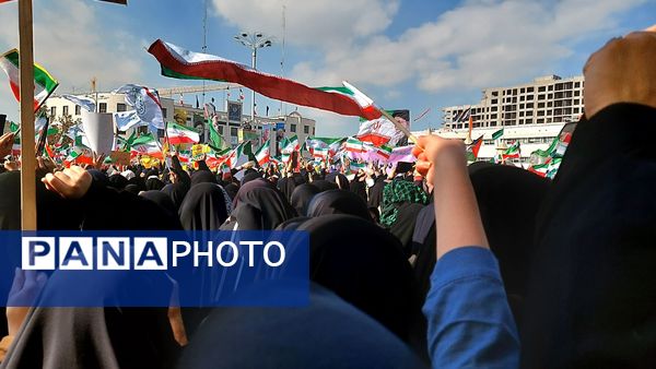 دانش‌آموزان پرچمداران استکبارستیزی در ۱۳ آبان