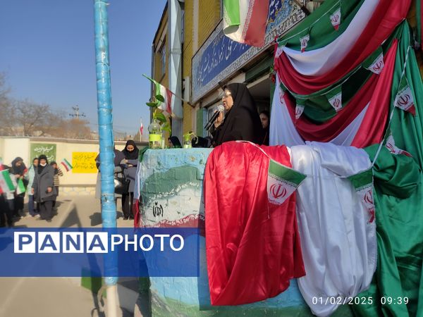 نواختن زنگ انقلاب در دبیرستان نوید ناحیه ۵ مشهد