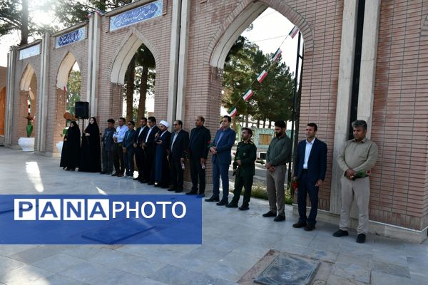 گلزارهای شهدا در هفته معلم عطرافشان شد