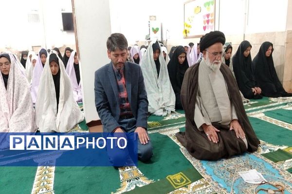 اقامه نماز جماعت در دبیرستان شهید مجید دهنوی نیشابور
