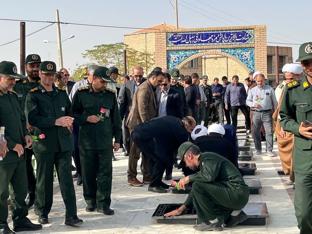  غبار روبی مسئولین از مزار شهدای روستای دهنو خلیل آباد 