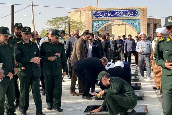 غبار روبی مسئولین از مزار شهدای روستای دهنو خلیل آباد 