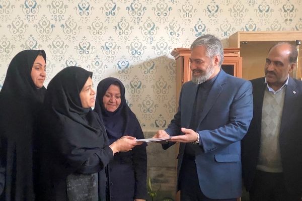 تقدیر از مشاور هنرستان مهدیزاده نیا ناحیه هفت مشهد