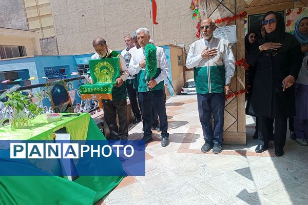 مراسم  پرچم گردانی  بارگاه حضرت علی بن موسی‌الرضا (ع) در مدرسه باهنر ملارد به مناسبت دهه کرامت