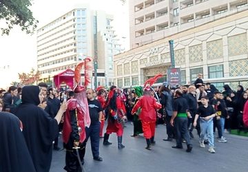 حرکت دسته‌های عزاداری در  روز تاسوعای حسینی در مشهد