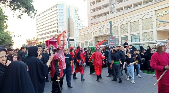 حرکت دسته‌های عزاداری در  روز تاسوعای حسینی در مشهد