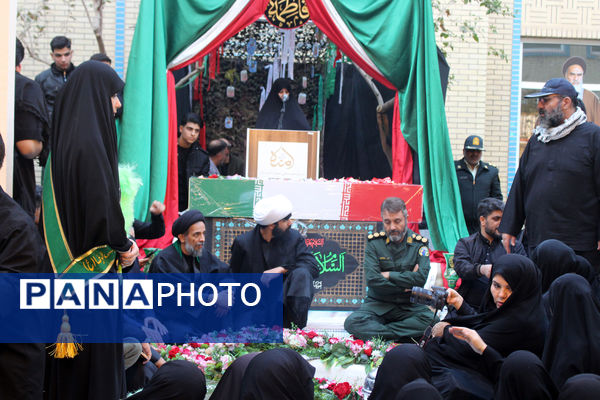 جلوه‌هایی از حضور نوجوانان در مراسم تشییع و خاکسپاری شهدای گمنام