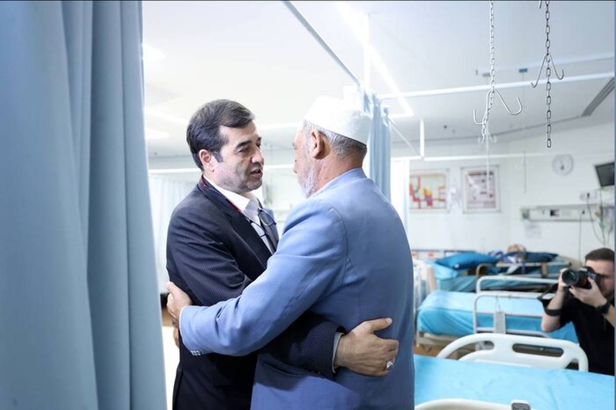 دنیا مالی پس از عیادت صابر کاظمی مردم دعا کنند/ از هر لحاظ کنار خانواده اش هستیم