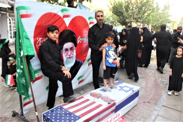 حماسه حضور نوجوانان کفن‌پوش قمی در راهپیمایی «عهد خون»