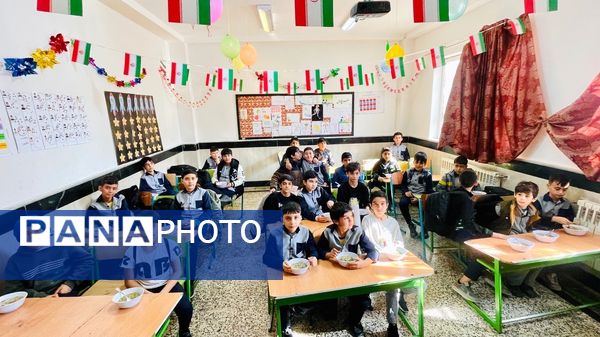مراسم جشن انقلاب و تقدیر از دانش‌آموزان مقام‌آور مدرسه معلم