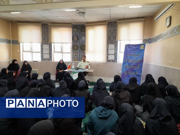 حضور فرماندهی نیروی انتظامی ناحیه ۳ مشهد در مدرسه شاهد ارض اقدس 