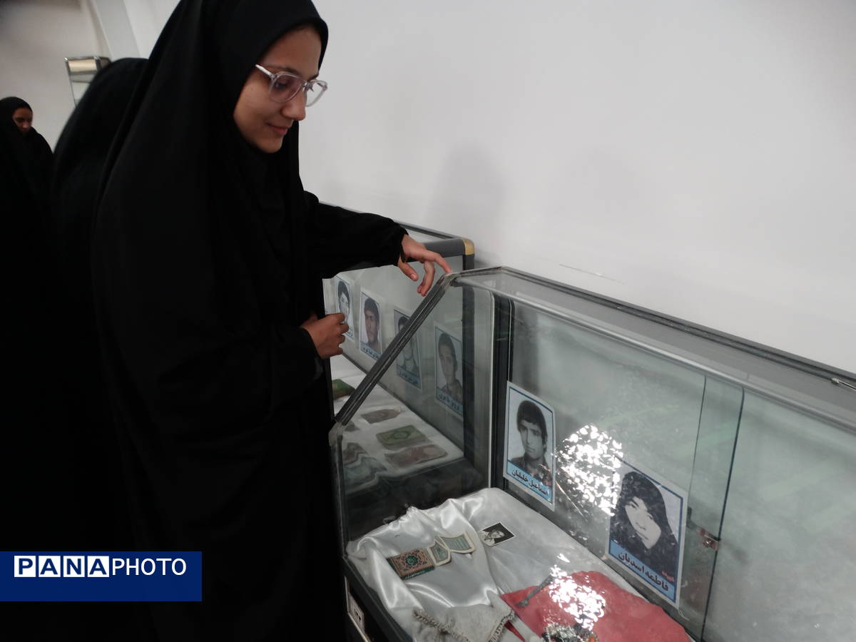 بازدید دانشآموزان از موزه دفاع مقدس شهرکرد