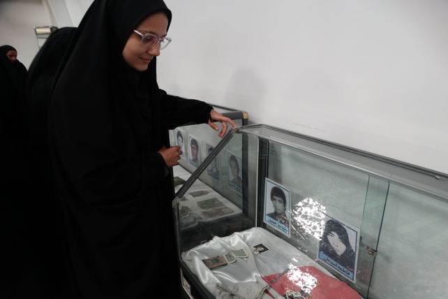 بازدید دانش‌آموزان از موزه دفاع مقدس شهرکرد