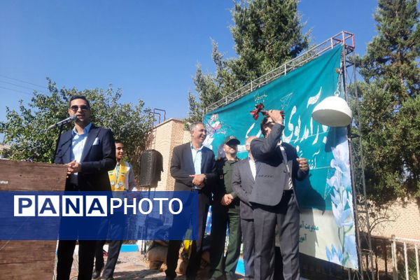 نواختن زنگ مهر در مدرسه هیات امنایی رازی ناحیه ۴ شیراز 