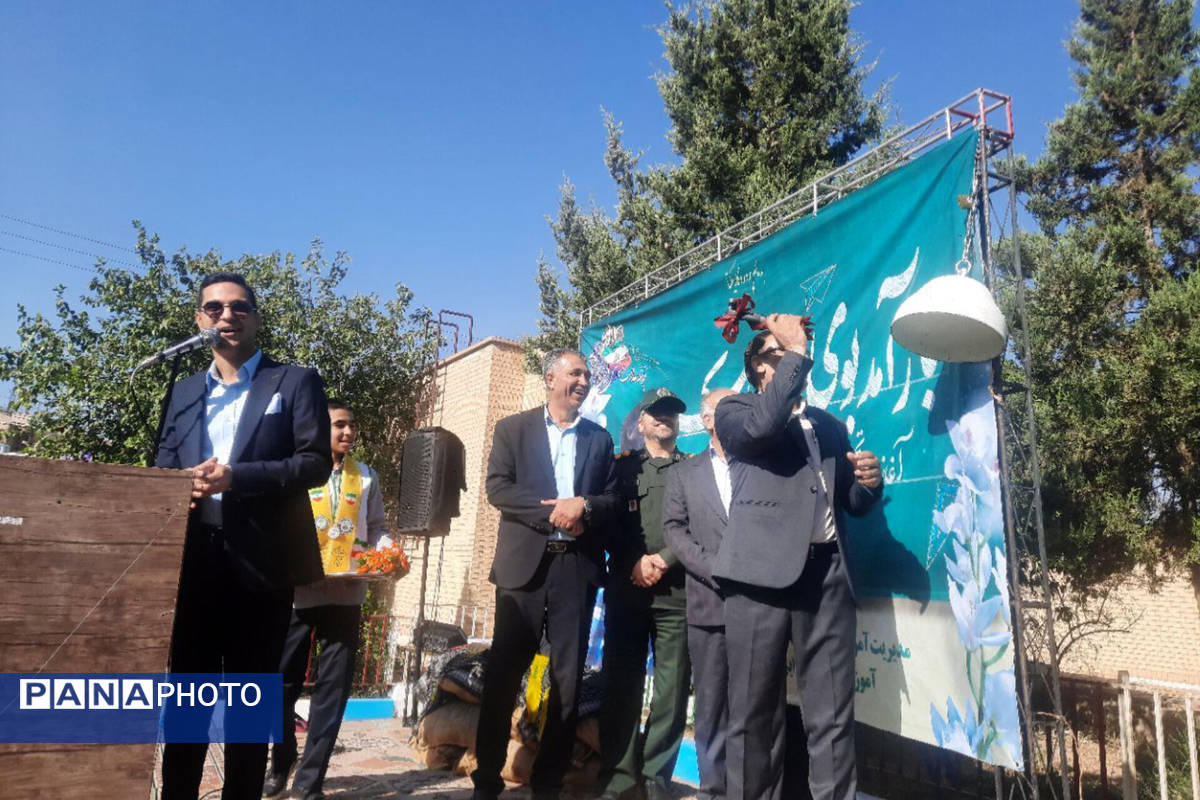 نواختن زنگ مهر در مدرسه هیات امنایی رازی ناحیه ۴ شیراز 
