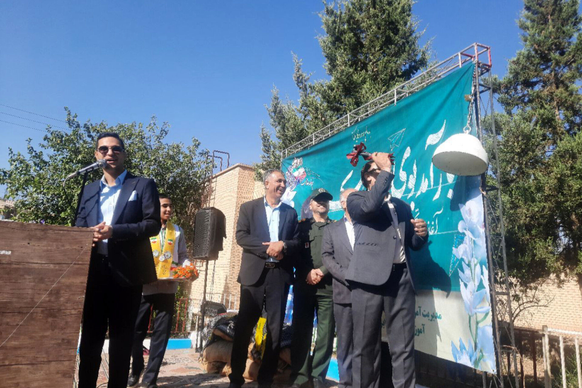 نواختن زنگ مهر در مدرسه هیات امنایی رازی ناحیه ۴ شیراز 