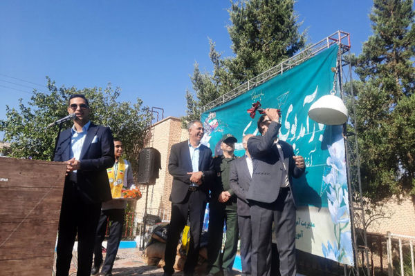 نواختن زنگ مهر در مدرسه هیات امنایی رازی ناحیه ۴ شیراز 