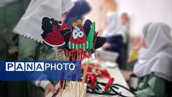 بازارچه مادر دختری با دست‌سازه‌های دانش‌آموزی 