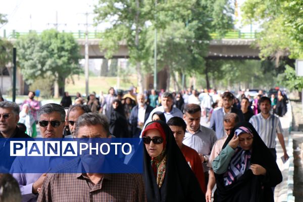 پیاده روی بزرگ خانوادگی در کرمانشاه 