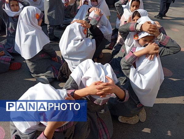 برگزاری مانور زلزله در دبستان دخترانه نرجس یک 