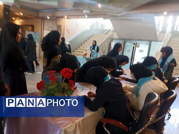 انتخاب نماینده دانش آموزان در دبیرستان نمونه فرهنگ مهشید مصلی نژاد ناحیه ۶