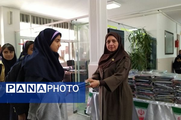زنگ مهر و مقاومت در دبیرستان استعدادهای درخشان فرزانگان شهریار طنین‌انداز شد
