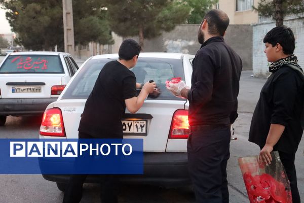 خادمی نوجوانان در عزاداری سید و سالار شهیدان در مشهد