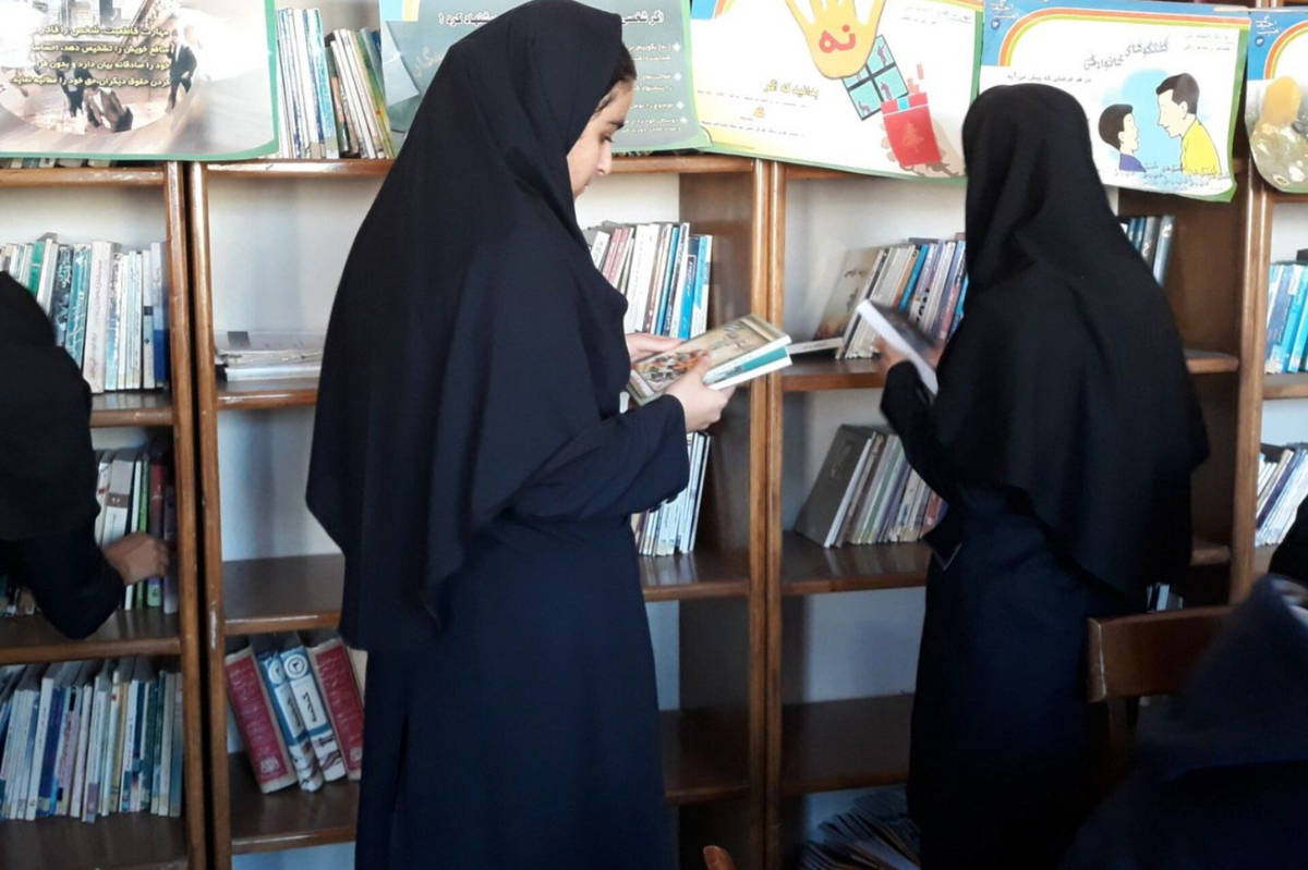 در اجرای برنامه های هفته کتابخوانی به دنبال ترویج انگیزه ی مطالعه دانش آموزان هستیم