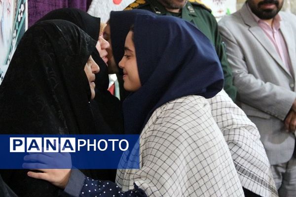 اهدا لوازم تحریر به دانش‌آموزان کم برخوردار در دبستان شهید خبره فرشچی ناحیه یک شهرری