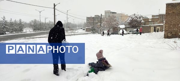 یلدای برفی در اراک؛ مردم با شادی به استقبال جشن یلدا می‌روند