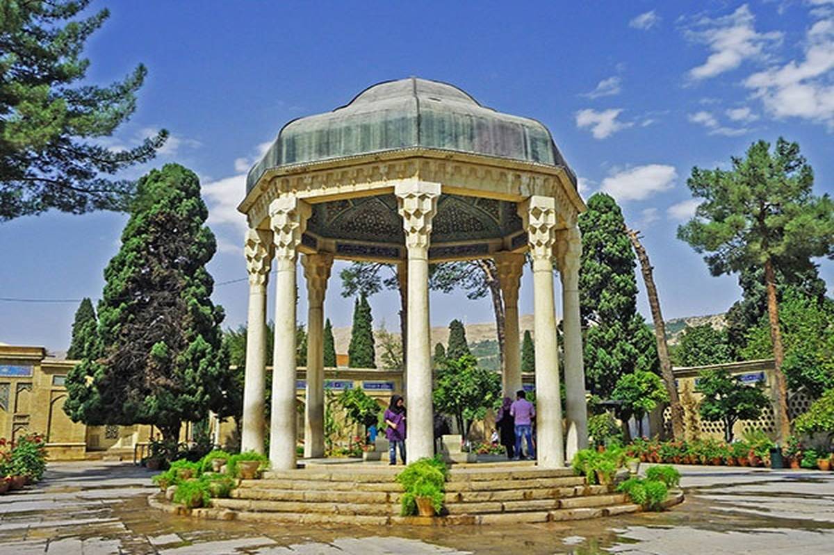 غزلهای حافظ هنوز در جان ادبیات فارسی میتپند