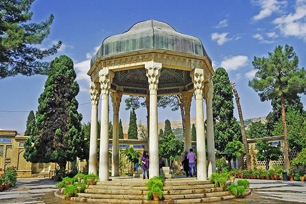 غزل‌های حافظ هنوز در جان ادبیات فارسی می‌تپند