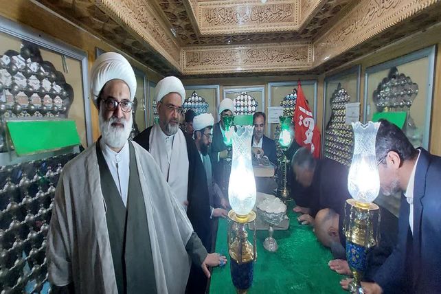 آیین غبارروبی ضریح مطهر حضرت علی‌بن‌امام‌محمدباقر(ع) 