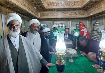 آیین غبارروبی ضریح مطهر حضرت علی‌بن‌امام‌محمدباقر(ع) 