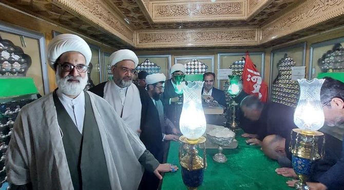 آیین غبارروبی ضریح مطهر حضرت علی‌بن‌امام‌محمدباقر(ع) 