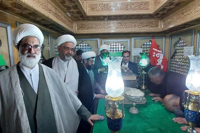 آیین غبارروبی ضریح مطهر حضرت علی‌بن‌امام‌محمدباقر(ع) 