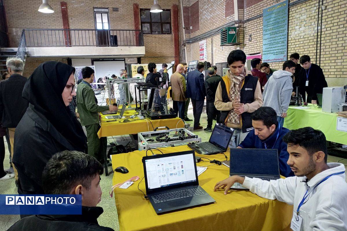 نمایشگاه دستاوردهای دانش‌آموزان هنرستان فنی حرفه‌ای‌ رباط‌کریم