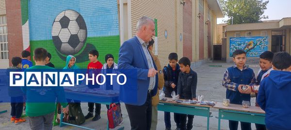 برگزاری بازارچه دانش‌آموزی در مدرسه شهدای فرهنگی شهرستان شیروان