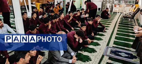 جشن ولادت حضرت فاطمه زهرا (س) در دبیرستان نمونه دولتی آیت الله خامنه ای 