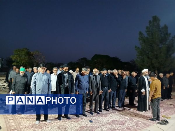 مراسم شبی با شهدا در محل گلزار شهدای روستای بزنجرد شهرستان خلیل‌آباد