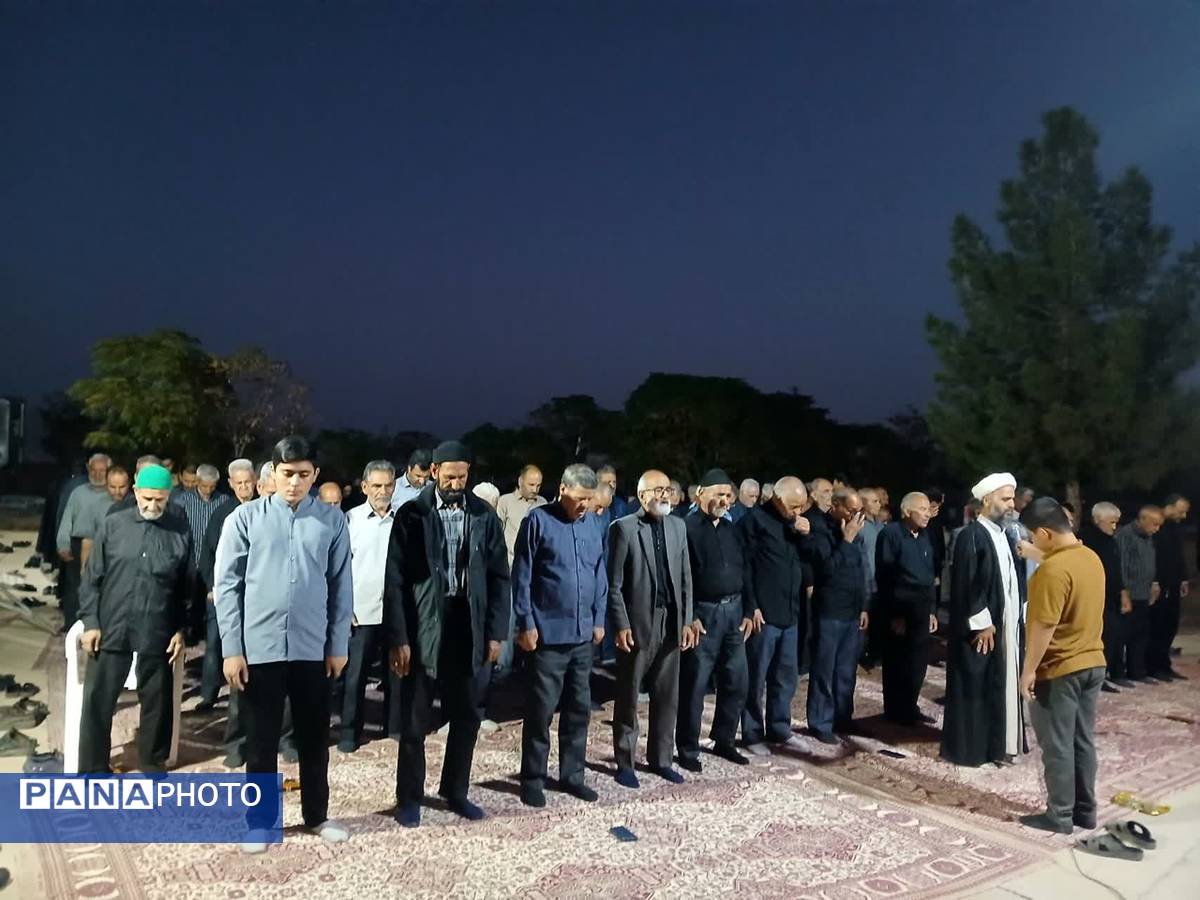 مراسم شبی با شهدا در محل گلزار شهدای روستای بزنجرد شهرستان خلیل‌آباد