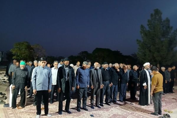 مراسم شبی با شهدا در محل گلزار شهدای روستای بزنجرد شهرستان خلیل‌آباد