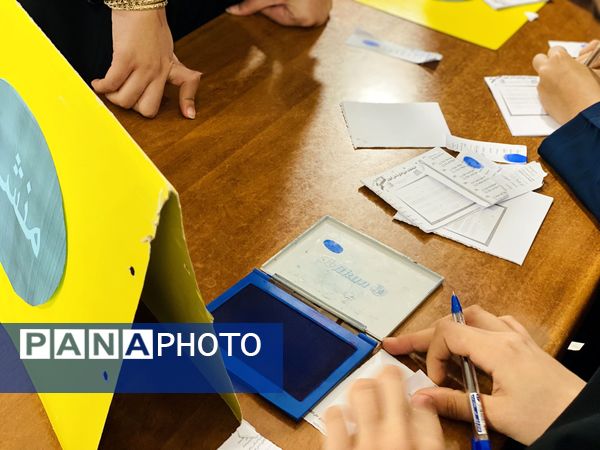 برگزاری انتخابات شورای دانش‌آموزی دبیرستان نمونه دولتی آمنه(س) شهرستان مه ولات
