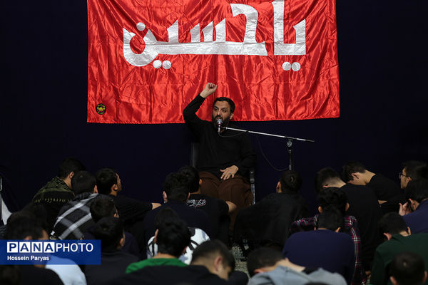 اعتکاف دانش‌آموزی در حسینه ارشاد